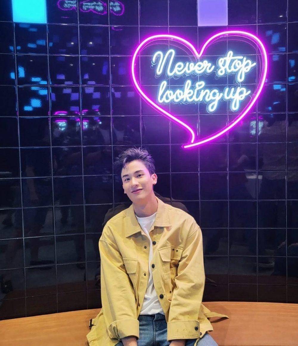 outfit cerah (instagram.com/tawan_v)