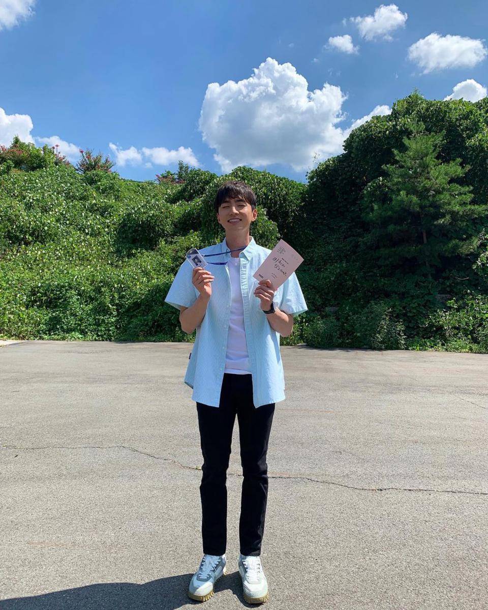 outfit cerah (instagram.com/minhyun112)