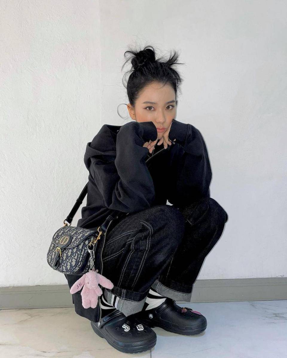 ide styling jaket dan celana jeans ala Jisoo BLACKPINK (instagram.com/sooyaaa__)