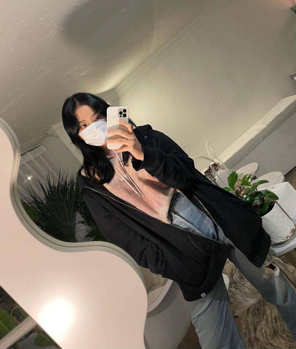 ide styling jaket dan celana jeans ala Jisoo BLACKPINK (instagram.com/sooyaaa__)