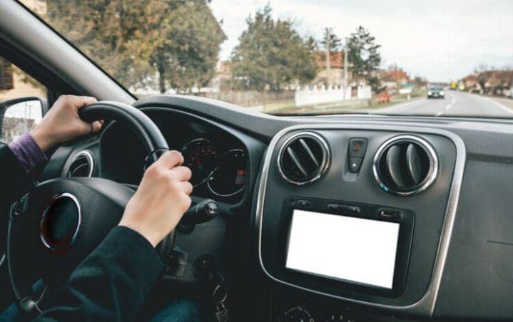 orang sedang mengemudi (freepik.com/wirestock)