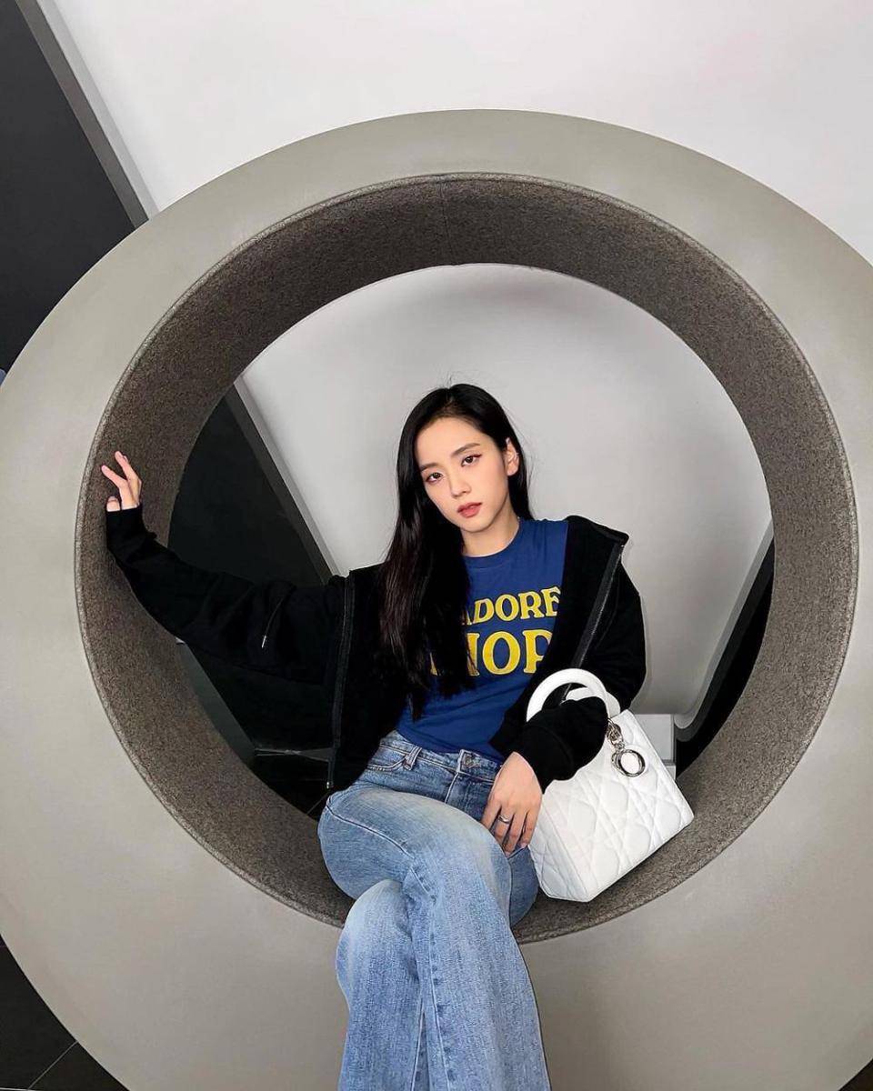ide styling jaket dan celana jeans ala Jisoo BLACKPINK (instagram.com/sooyaaa__)