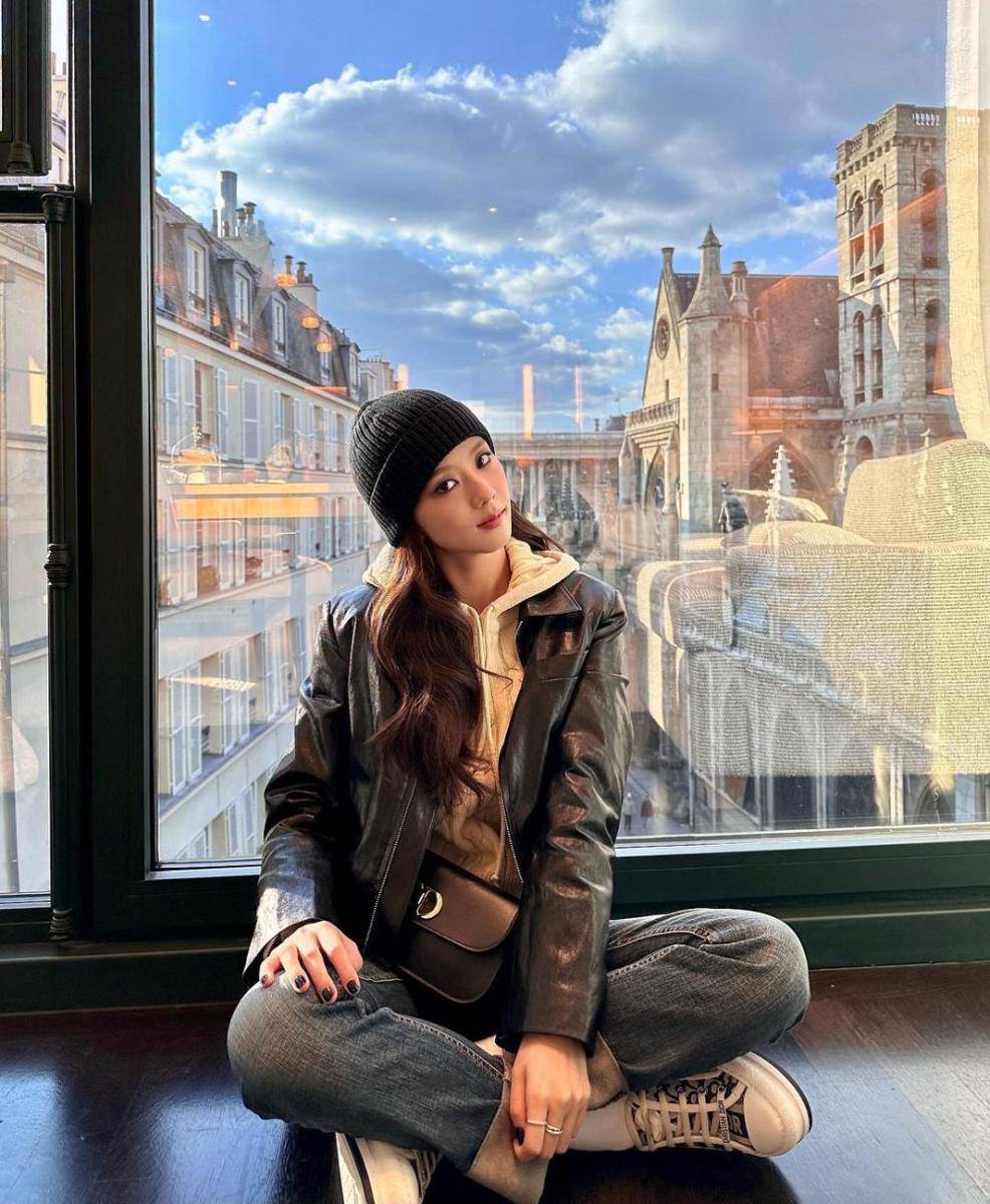 ide styling jaket dan celana jeans ala Jisoo BLACKPINK (instagram.com/sooyaaa__)
