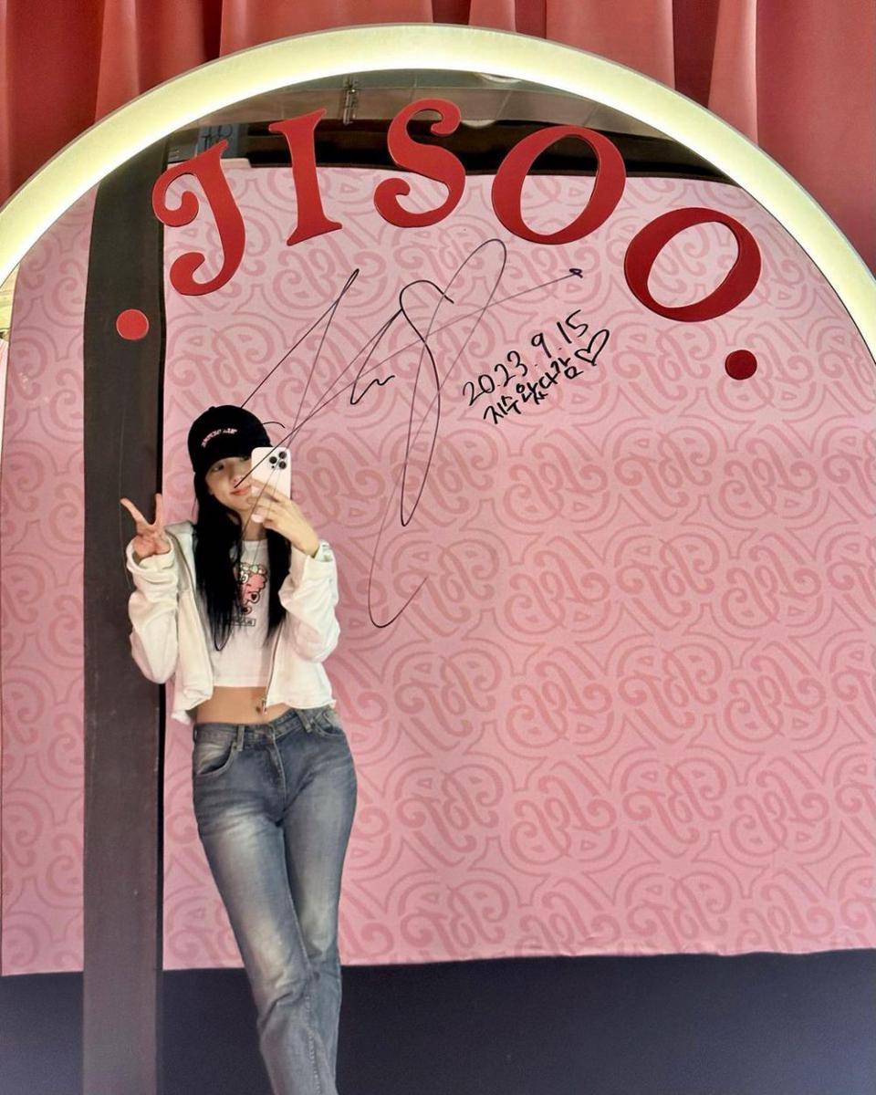 ide styling jaket dan celana jeans ala Jisoo BLACKPINK (instagram.com/sooyaaa__)