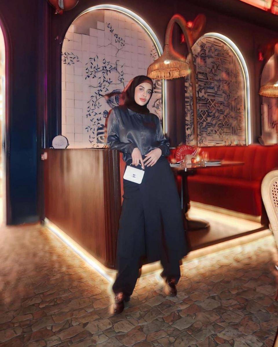 inspirasi padu padan hijab hitam ala Aghnia Punjabi (instagram.com/emyaghnia)