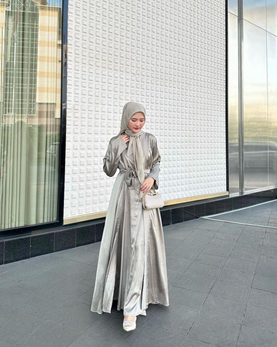 inspirasi outfit bukber dengan abaya ala Intan Ghazella (instagram.com/intanghazll_)