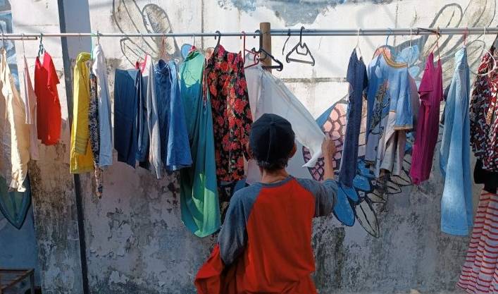 Setiap pengunjung bazar mendapat tiga potong baju. (ANTARA/Khaerul Izan)