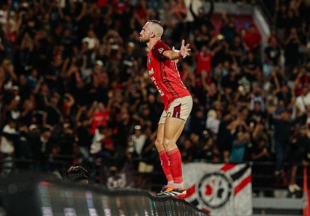 Spaso melakukan selebrasi usai mencetak gol. (Instagram.com/baliunitedfc)