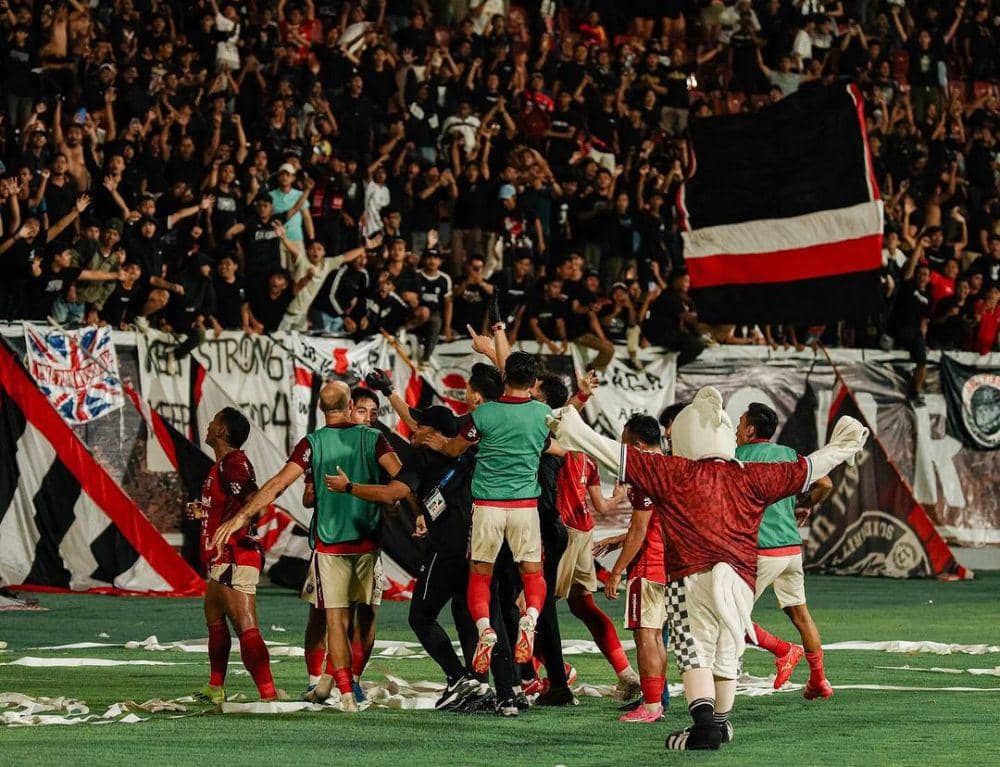 Pemain Bali United saat merayakan kemenangan. (Instagram.com/baliunitedfc)