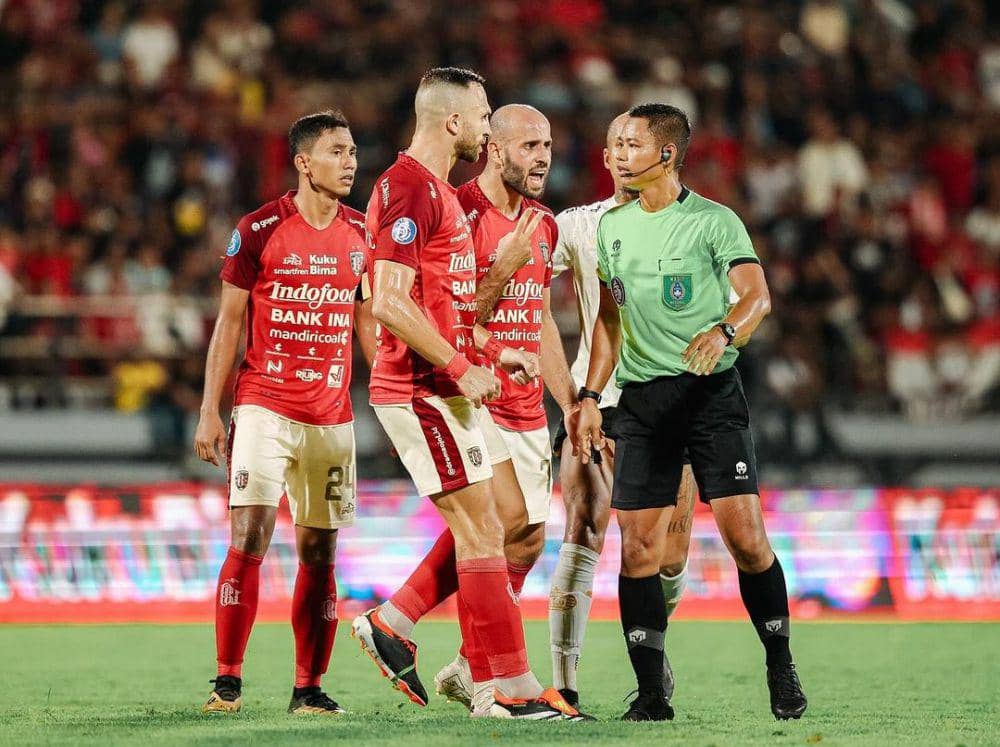 Pemain Bali United saat memprotes keputusan wasit. (Instagram.com/baliunitedfc)