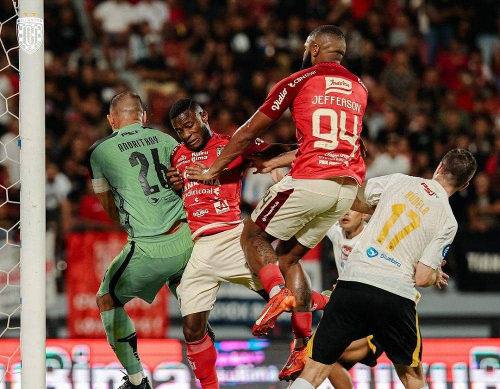 Pemain Bali United (merah) sedang berebut bola dengan pemain Persija (putih dan hijau). (Instagram.com/baliunitedfc)