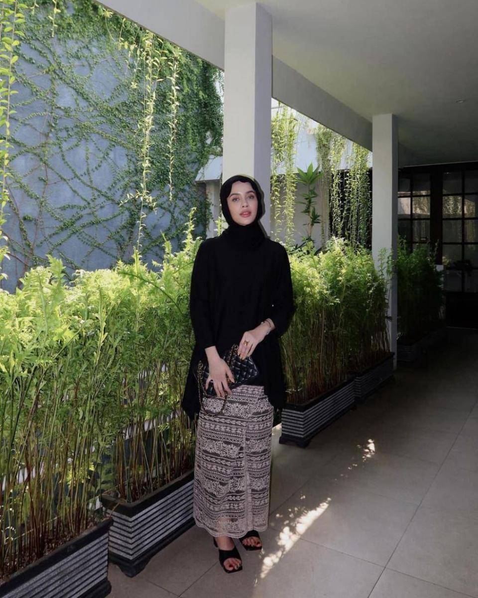 inspirasi padu padan hijab hitam ala Aghnia Punjabi (instagram.com/emyaghnia)