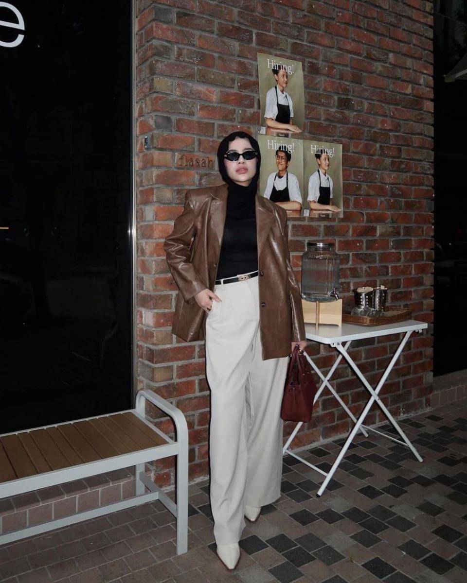 inspirasi padu padan hijab hitam ala Aghnia Punjabi (instagram.com/emyaghnia)