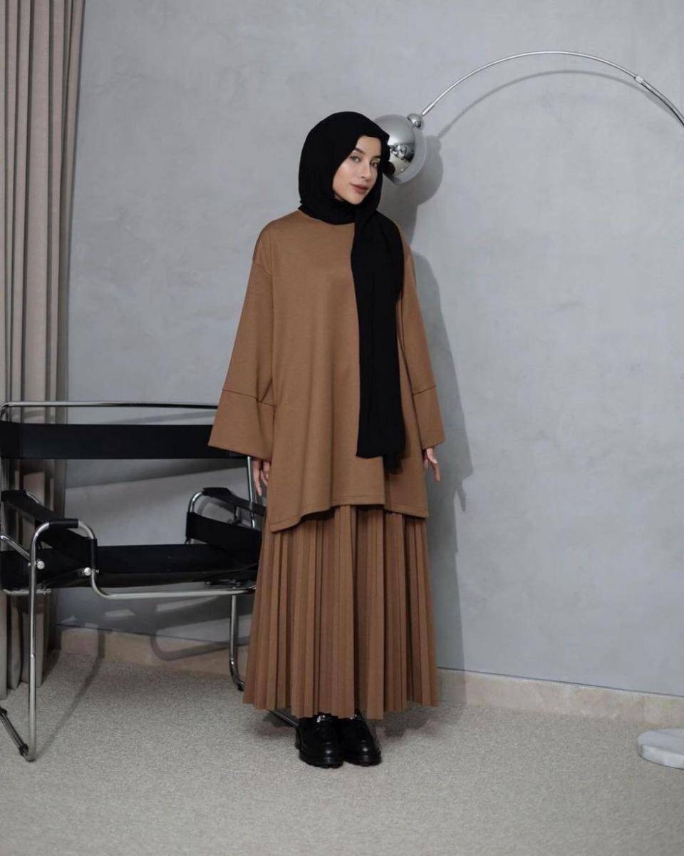 inspirasi padu padan hijab hitam ala Aghnia Punjabi (instagram.com/emyaghnia)