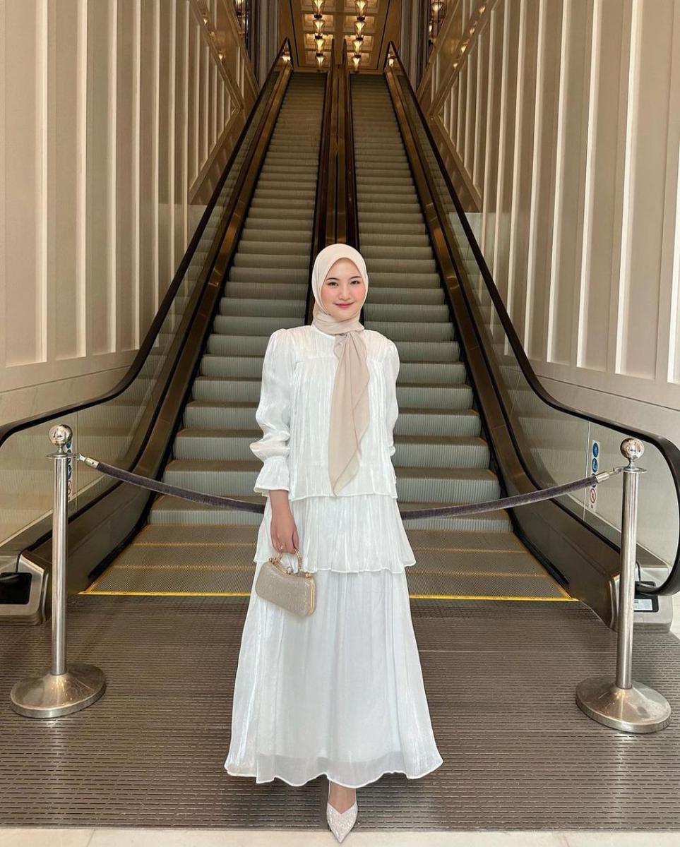 inspirasi outfit bukber hijab dengan long dress (instagram.com/nasariastri)