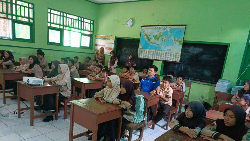 Para siswa SD di Cilacap sedang mengikuti kegiatan literasi digital yang digelar Kementerian Komunikasi dan Informatika, Sabtu (30/3/24). (BPSDMP Kominfo)