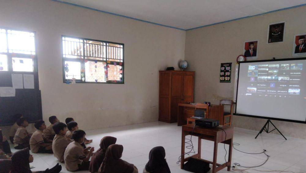 Para siswa SD di Cilacap sedang mengikuti kegiatan literasi digital yang digelar Kementerian Komunikasi dan Informatika, Sabtu (30/3/24). (BPSDMP Kominfo)