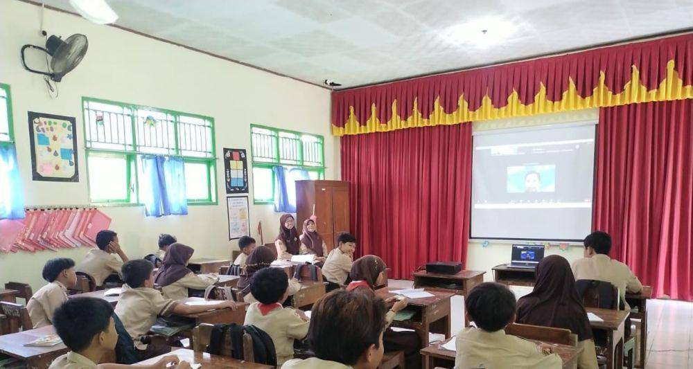 Para siswa SD di Cilacap sedang mengikuti kegiatan literasi digital yang digelar Kementerian Komunikasi dan Informatika, Sabtu (30/3/24). (BPSDMP Kominfo)
