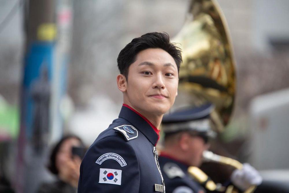 7 Potret Lee Do Hyun sebagai Angkatan Laut di Cherry Blossom Festival