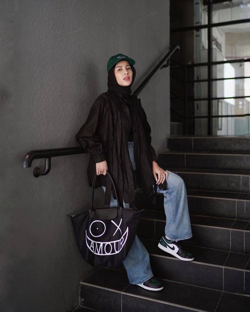 inspirasi padu padan hijab hitam ala Aghnia Punjabi (instagram.com/emyaghnia)