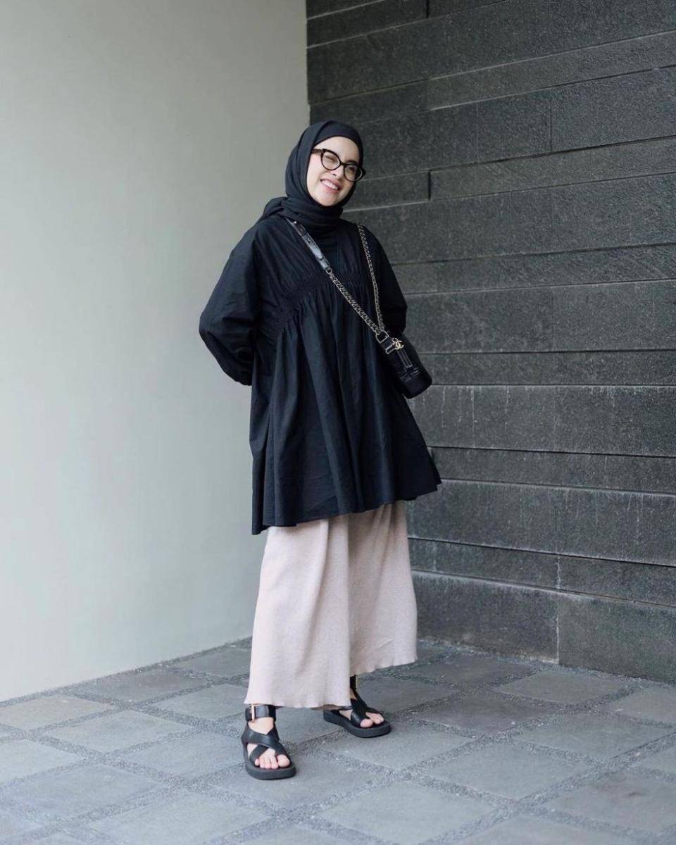 inspirasi padu padan hijab hitam ala Aghnia Punjabi (instagram.com/emyaghnia)