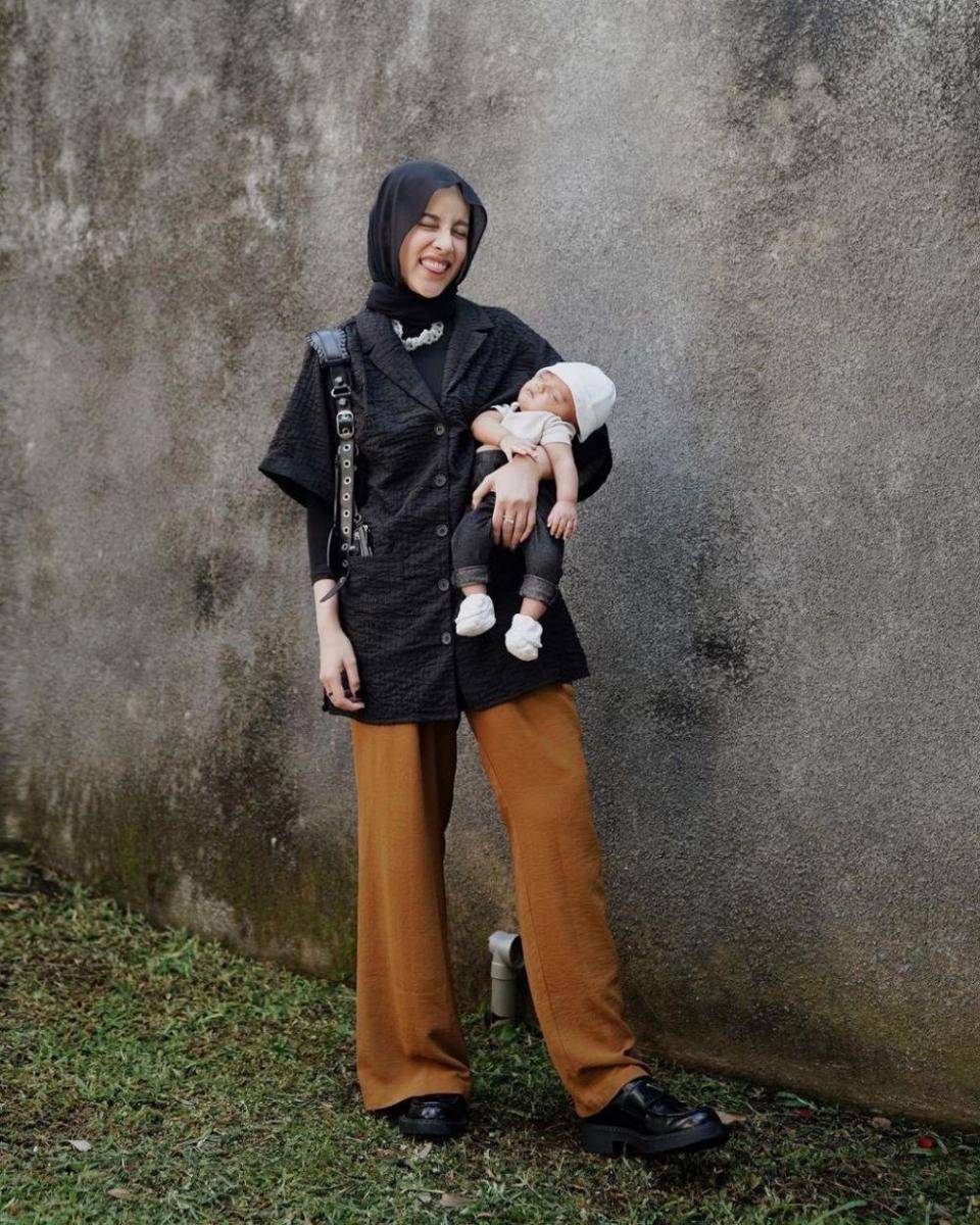 inspirasi padu padan hijab hitam ala Aghnia Punjabi (instagram.com/emyaghnia)