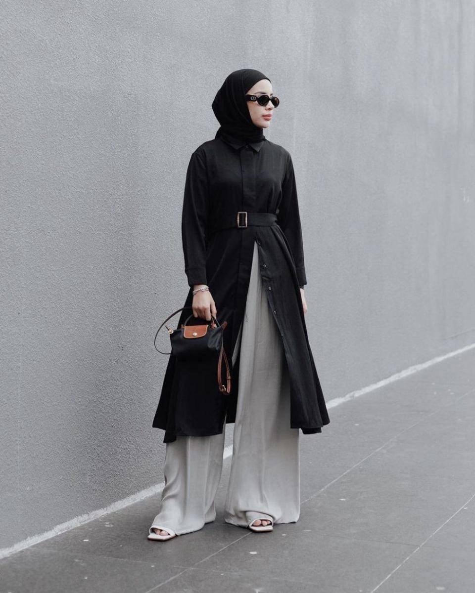 inspirasi padu padan hijab hitam ala Aghnia Punjabi (instagram.com/emyaghnia)