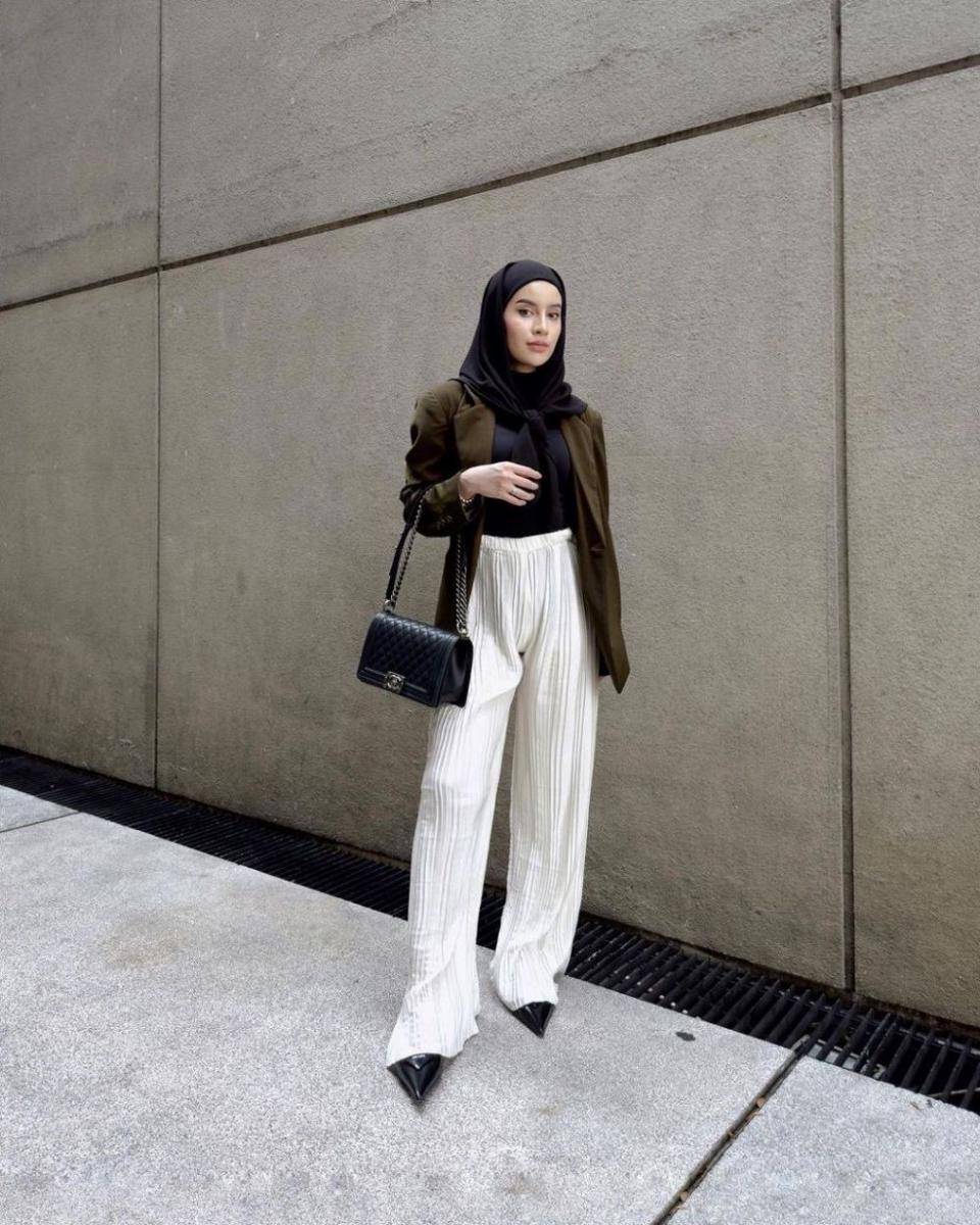 inspirasi padu padan hijab hitam ala Aghnia Punjabi (instagram.com/emyaghnia)