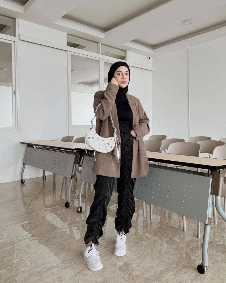 inspirasi padu padan hijab hitam ala Aghnia Punjabi (instagram.com/emyaghnia)