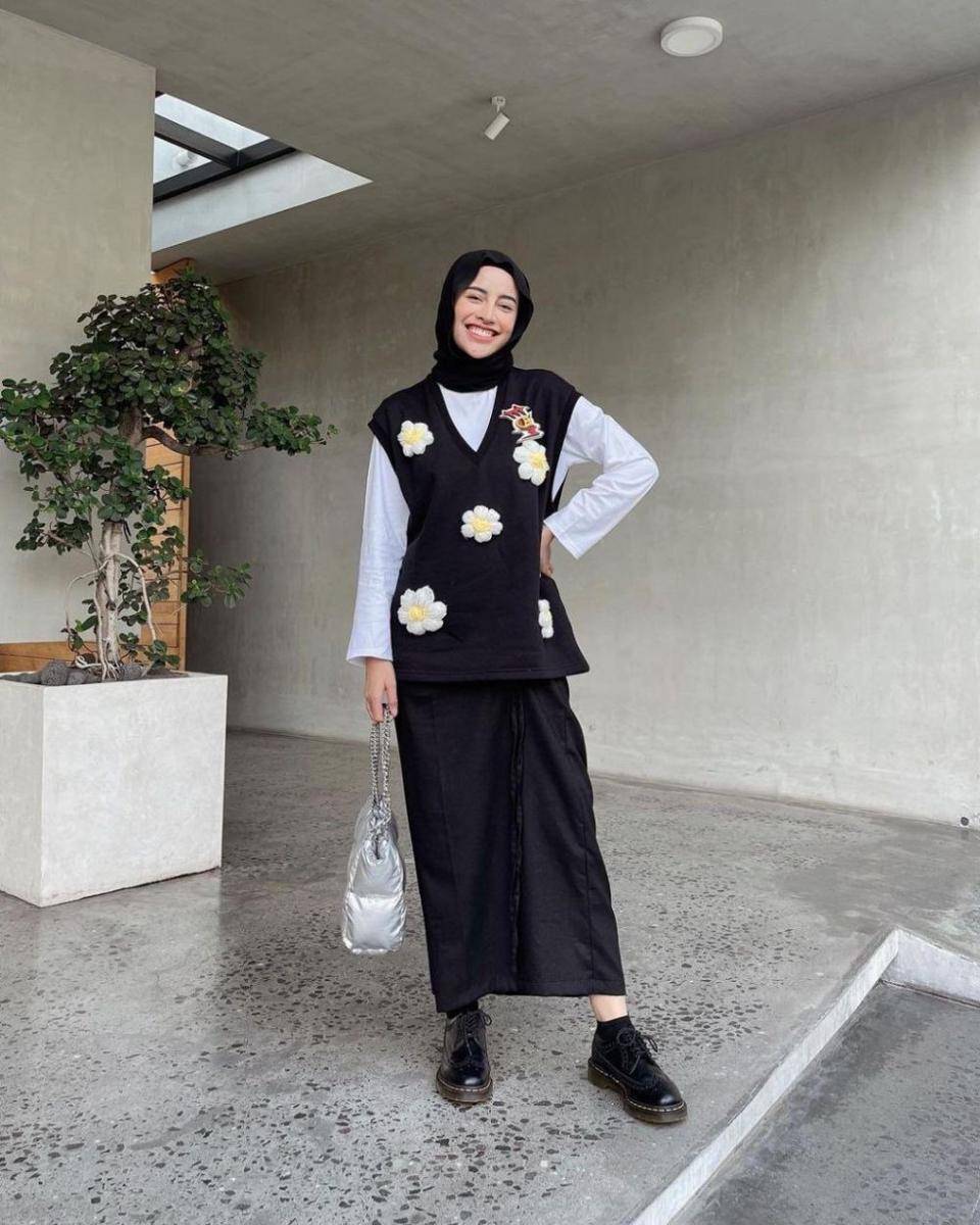 inspirasi padu padan hijab hitam ala Aghnia Punjabi (instagram.com/emyaghnia)