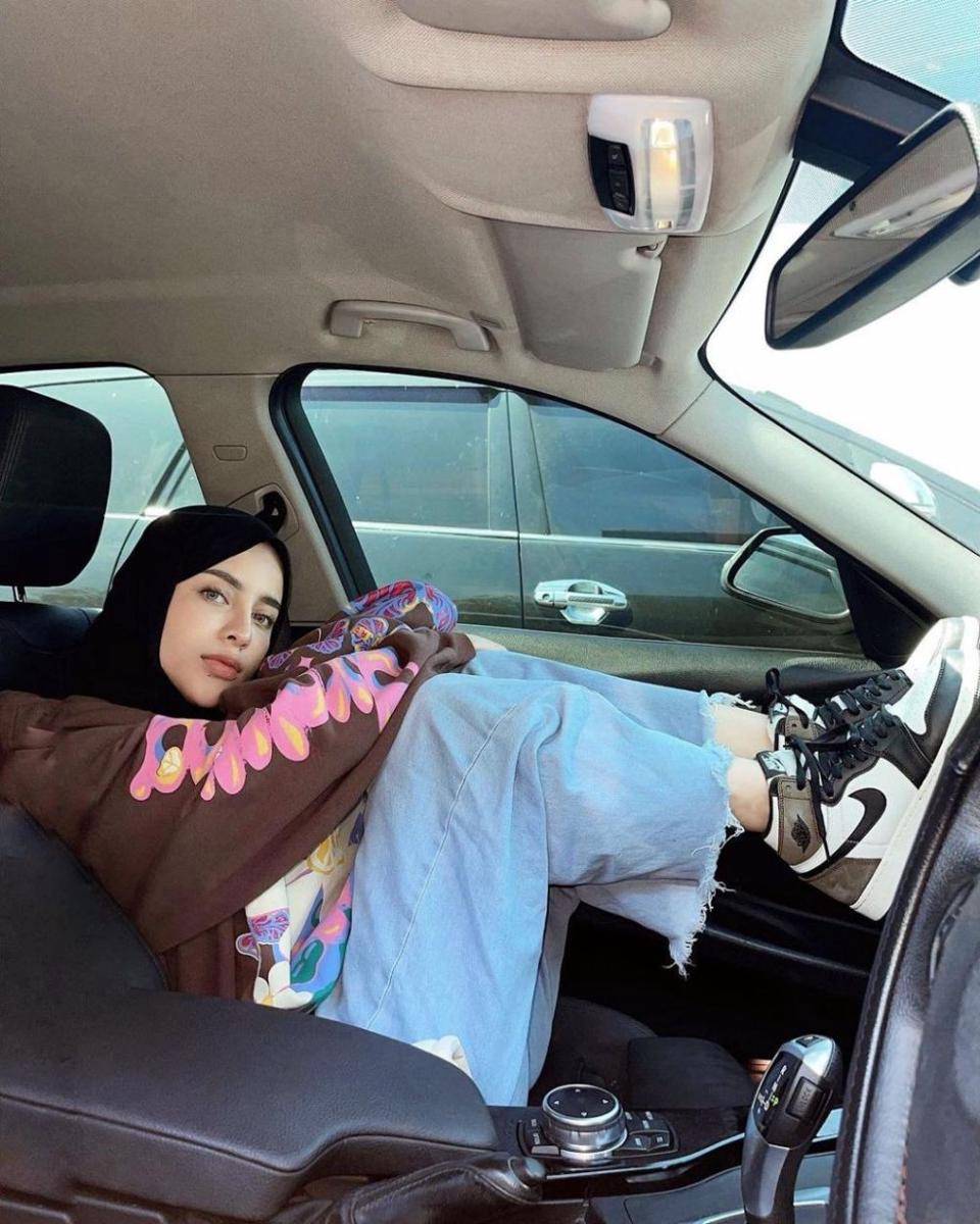 inspirasi padu padan hijab hitam ala Aghnia Punjabi (instagram.com/emyaghnia)