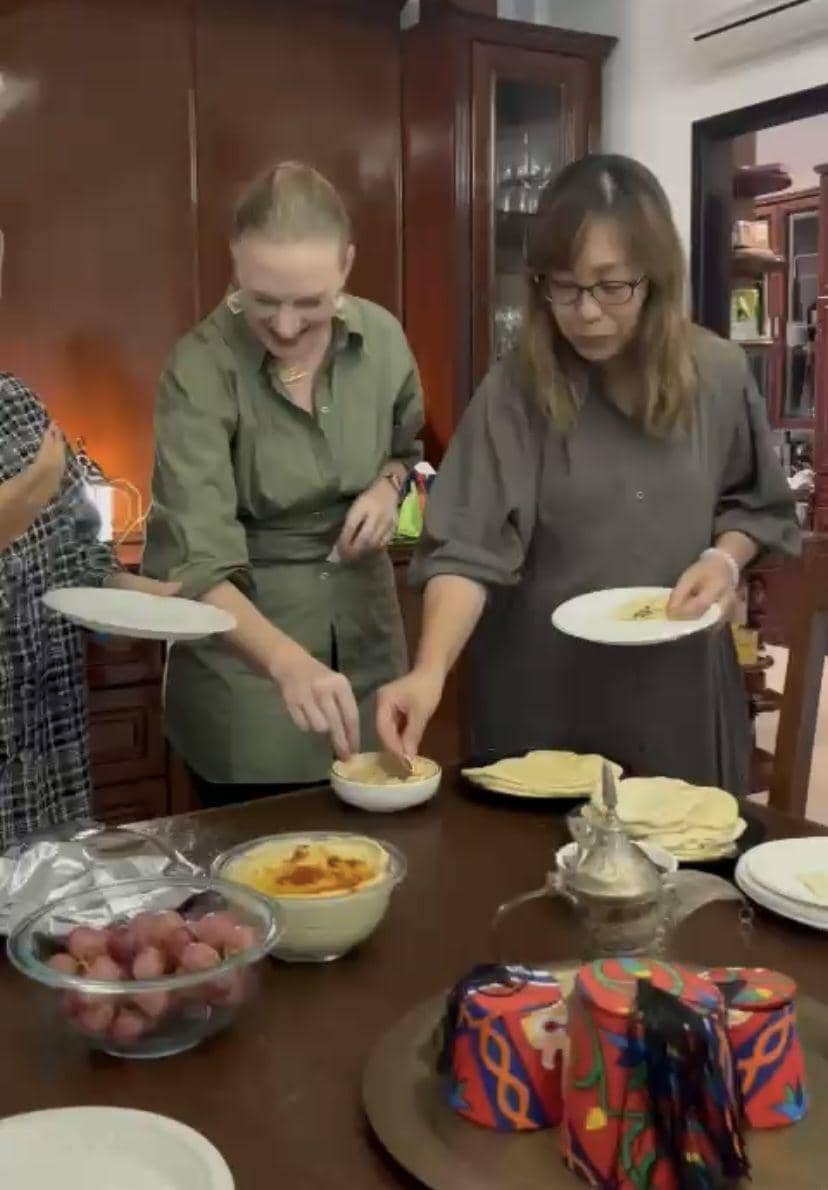 Wakil Konsul AS Kristy Mordorst berbagi kecintaanya akan kuliner Timur Tengah dengan acara memasak sederhana (Dok. Caroline for IDN Times)