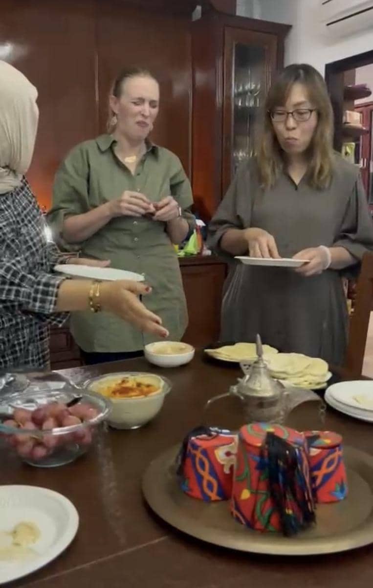 Wakil Konsul AS Kristy Mordorst berbagi kecintaanya akan kuliner Timur Tengah dengan acara memasak sederhana (Dok. Caroline for IDN Times)