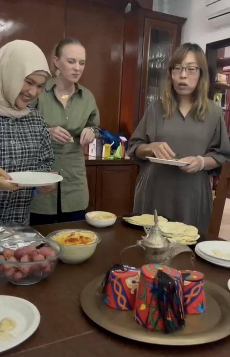 Wakil Konsul AS Kristy Mordorst berbagi kecintaanya akan kuliner Timur Tengah dengan acara memasak sederhana (Dok. Caroline for IDN Times)