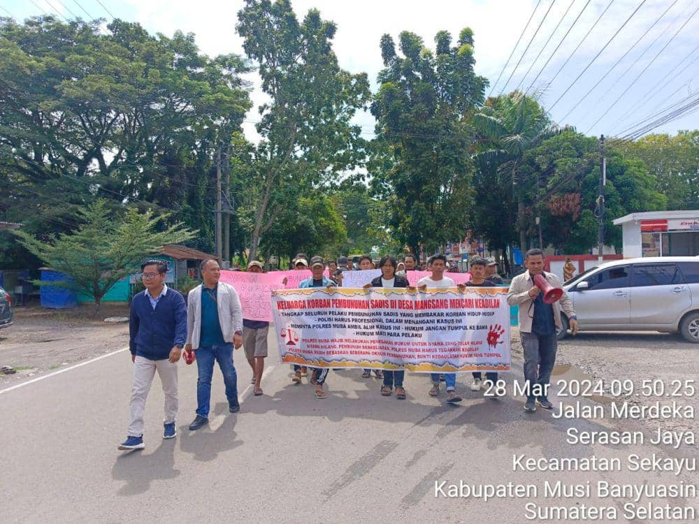 (Keluarga korban pengeroyokan saat mendatangi Polres Muba) IDN Times/istimewa