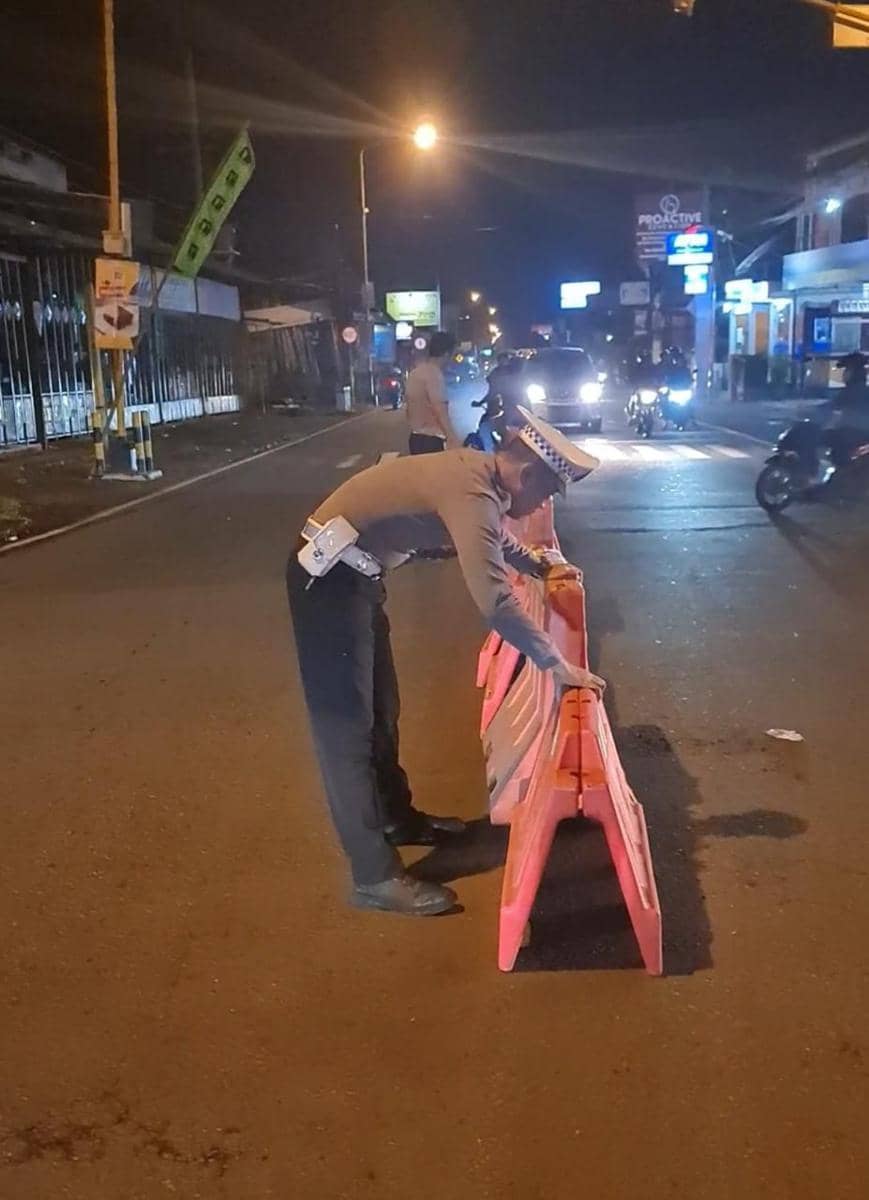 Ilustrasi petugas kepolisian melakukan rekayasa lalu lintas.(Dok.Polres Bantul)