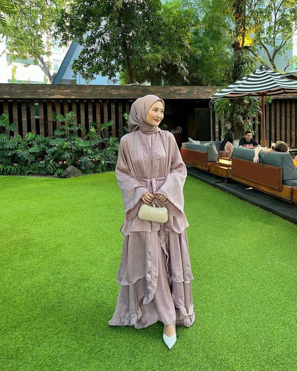 inspirasi outfit untuk bukber dengan abaya (instagram.com/intanghazll_)