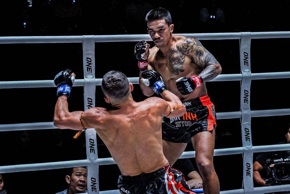 Panrit Lukjaomaesaiwaree menjatuhkan Alexey Balyko di ronde pertama ONE Friday Fights 57 (dok. ONE Championship)