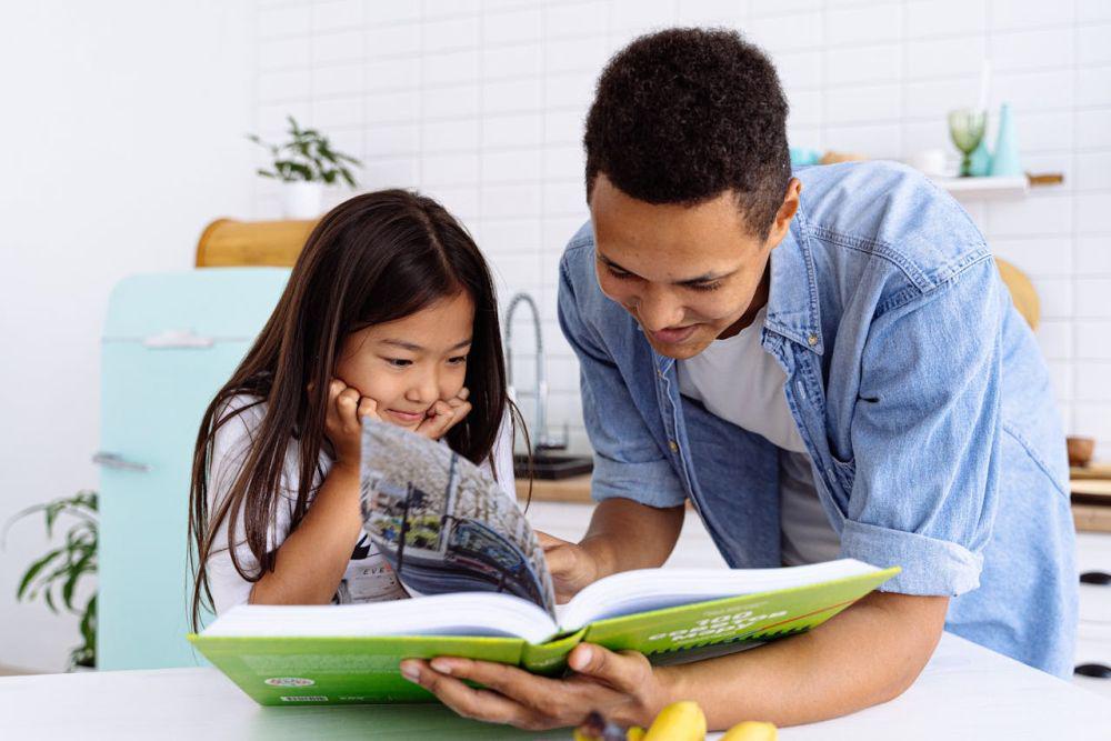 3 Manfaat Sering Bacakan Buku ke Anak, Mengasah Kemampuan Berpikirnya?