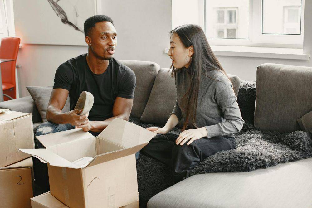 ilustrasi membuka paket belanja online (pexels.com/gustavo-fring)