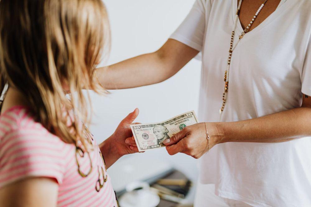 3 Cara Mengajarkan Money Management pada Anak dari Hal Kecil