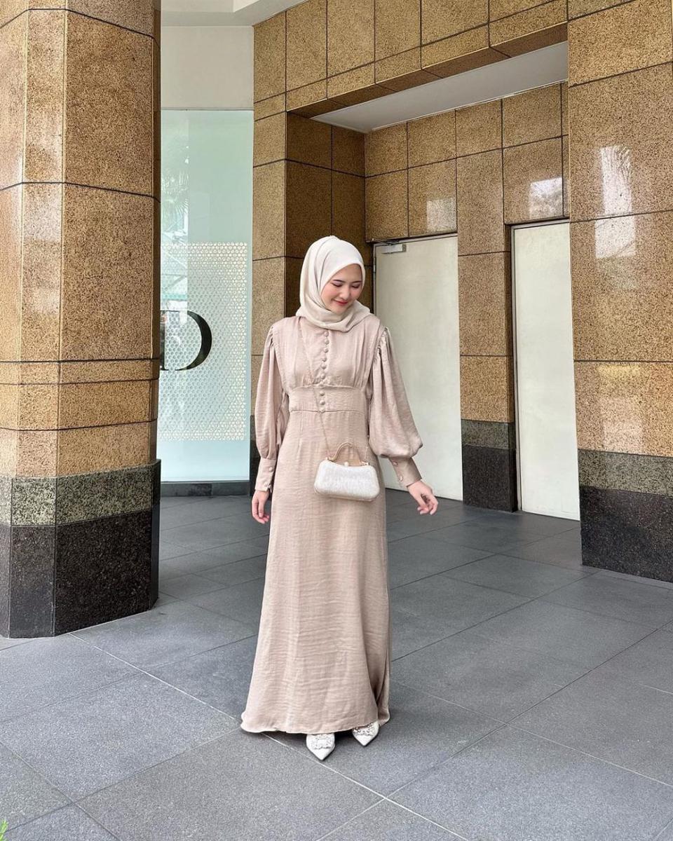 inspirasi outfit bukber dengan abaya ala Intan Ghazella (instagram.com/intanghazll_)