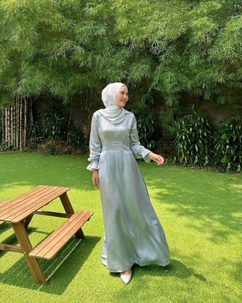 inspirasi outfit untuk bukber dengan abaya (instagram.com/intanghazll_)