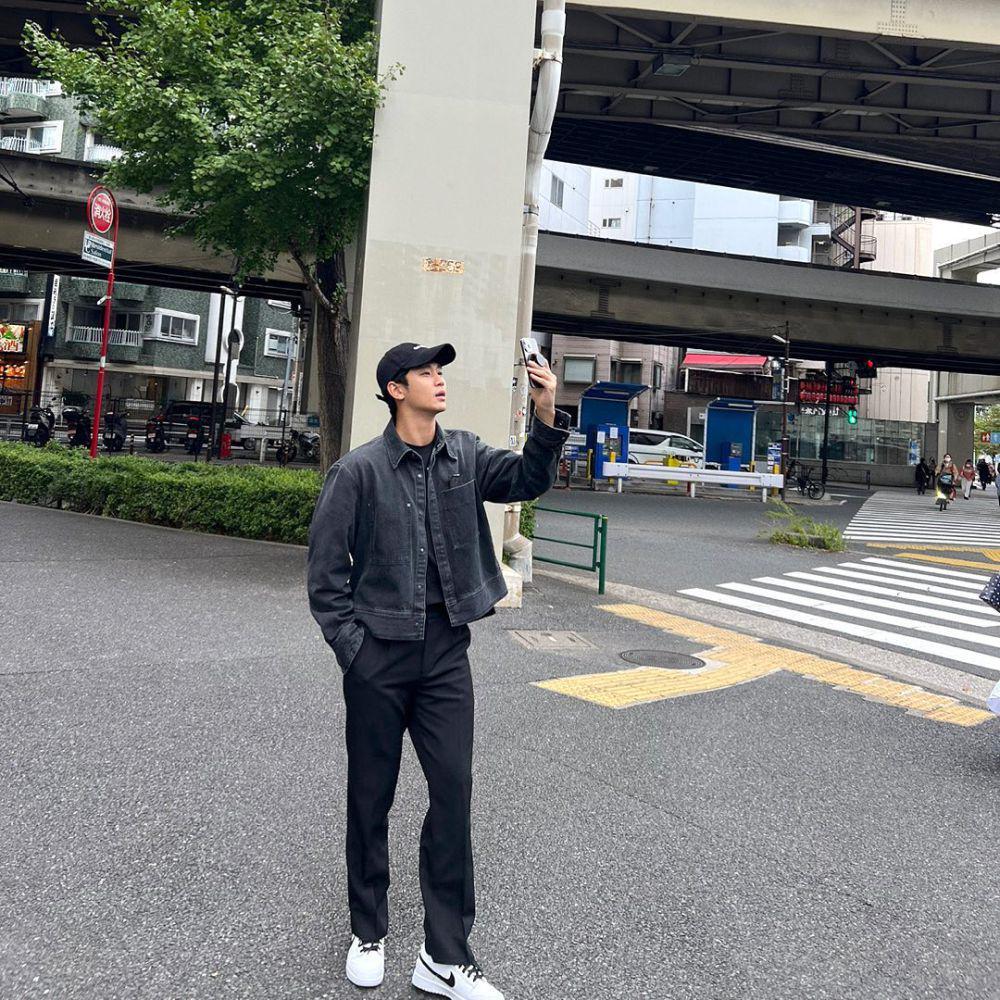 Potret oufit Kim Soo-hyun serba hitam (Instagram.com/soohyun_k216)