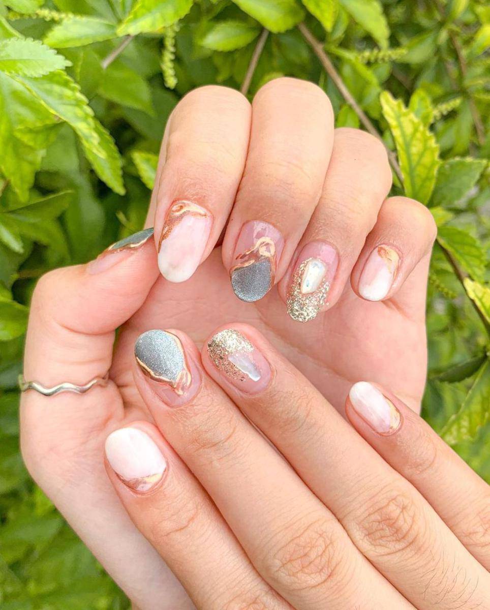 Karya nail art yang dilakukan oleh Hola Nails. Instagram/hola.nailss