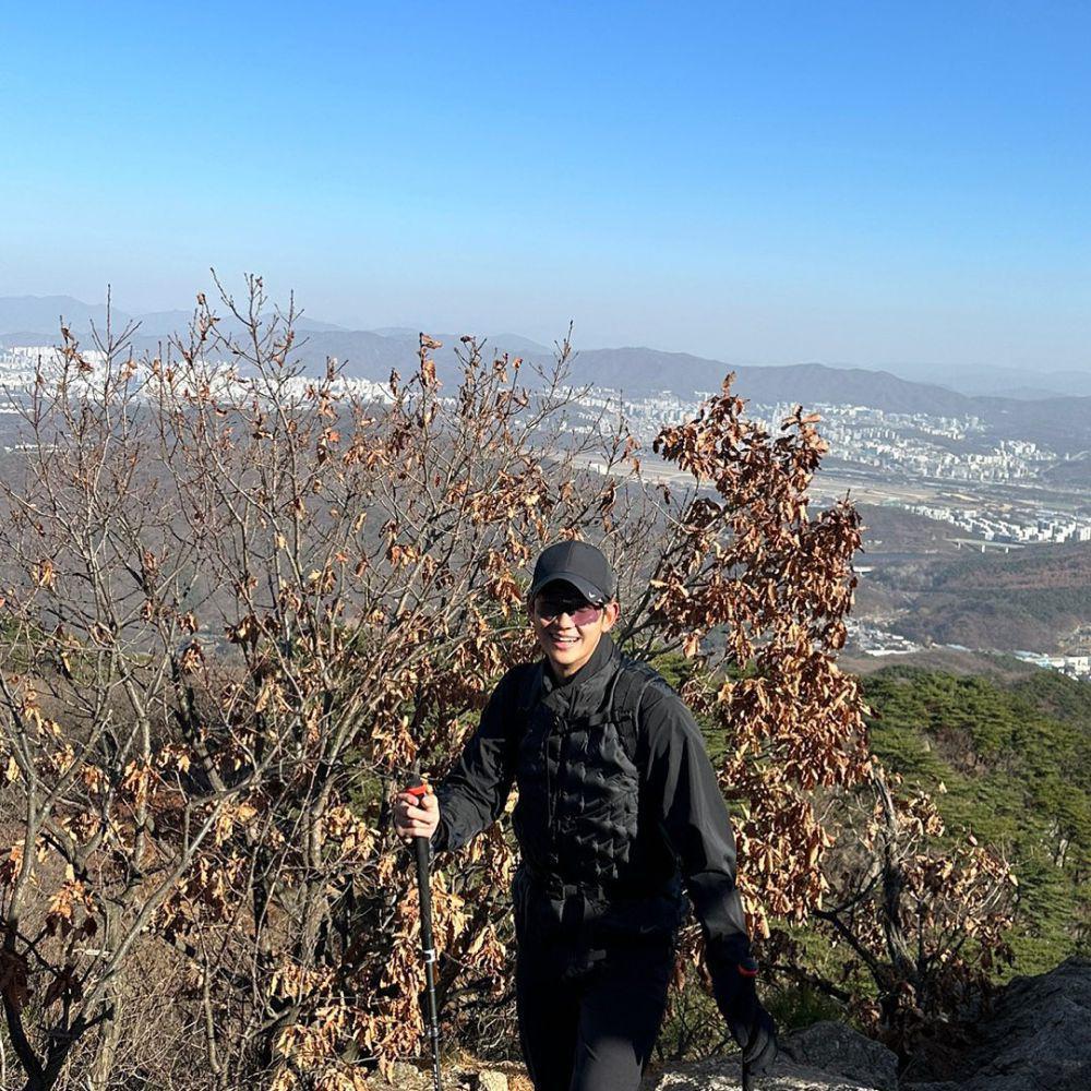 Potret oufit Kim Soo-hyun kenakan jaket (Instagram.com/soohyun_k216)