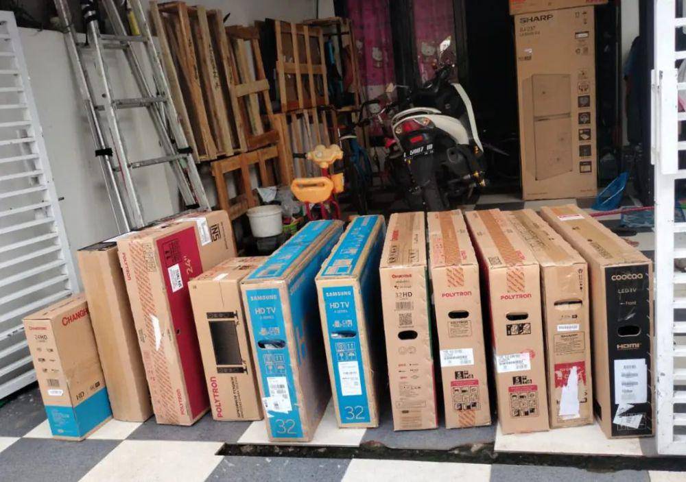 Beberapa TV siap kirim di Juragan 89 Elektronik Sidoarjo. Instagram/bursa_ac_tv_murah_sidoarjo