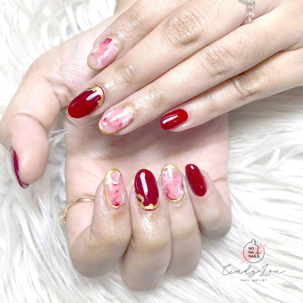 Red nail art kreasi Nona Nails Studio. Instagram/nonanails.studio