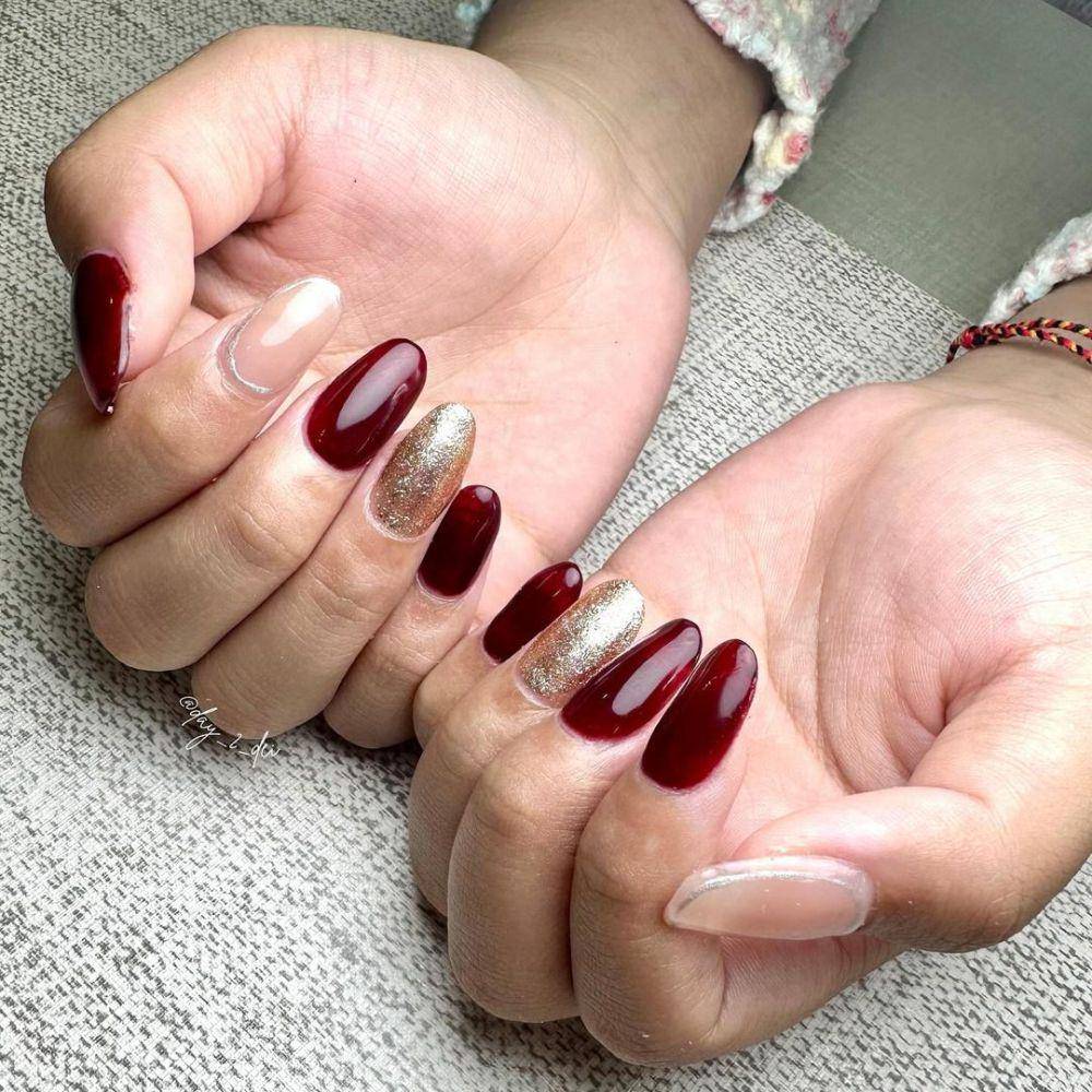 Nail art merah maroon ala Day 2 Dei Surabaya. Instagram/day_2_dei