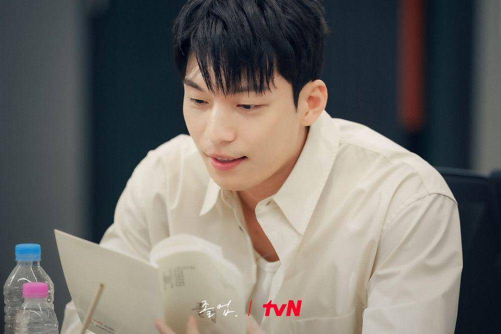 Wi Ha Joon di script reading drama The Midnight Romance in Hagwon (instagram.com/tvn_drama)